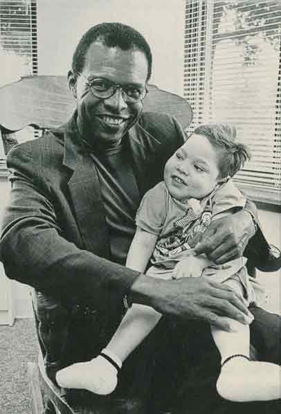 Gale-Sayers-with-child-web